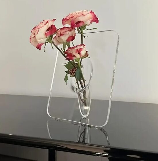 Caurspīdīgas akrila vāzītes oriģināliem ziedu risinājumiem