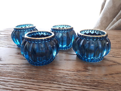 Dūmakaini zili svečturi ar zelta maliņu