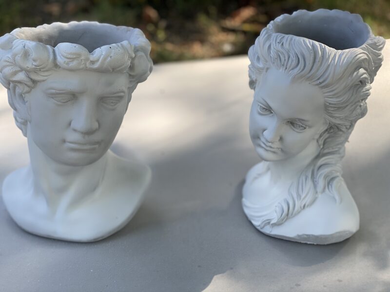 "Galvu" vāzes jaunā pāra galdam