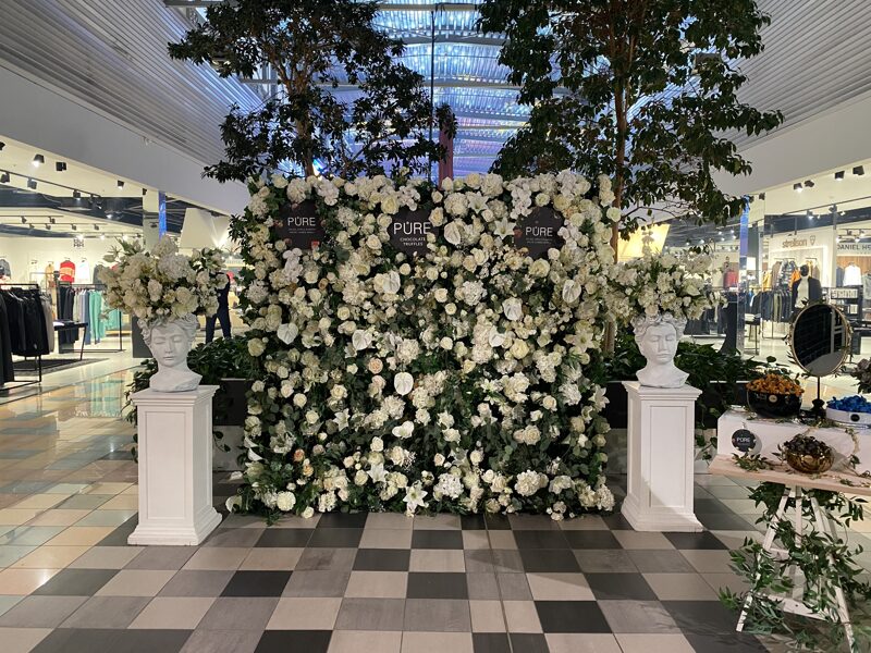 Baltu un maigi krēmkrāsu ziedu sienu 250 X 280 cm