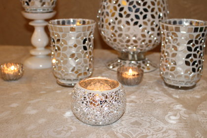 Mozaīkveida svečturi, balts un sudrabs