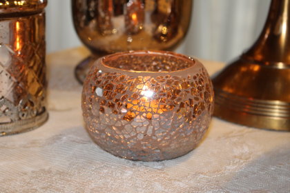 Stikla mozaīkveida svečturis vara (kapara) krāsā.