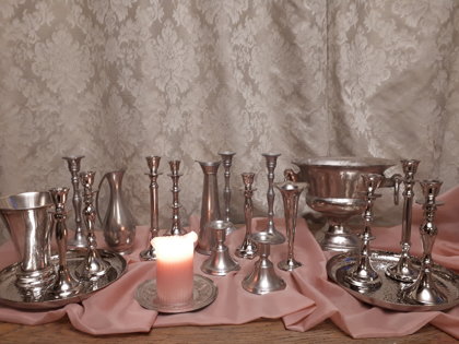 Sudraba krāsas metāla svečturi