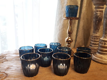 Dūmakaini zili stikla svečturi ar skaistu reljefu un zelta maliņu 